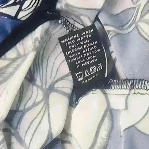 Coco Bianco belle sleeve blue white black floral polyester spandex blouse size M - Picture 11 of 11